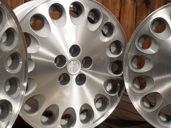 Alfa Romeo Speedline 16 inch Alloy Wheels 5×98 6.5Jx16 ET32 three wheels detail shot